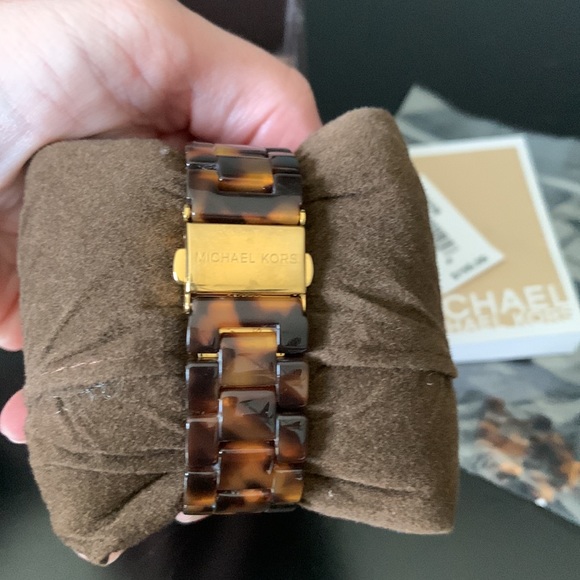 Michael Kors Tortise watch - Picture 3 of 3